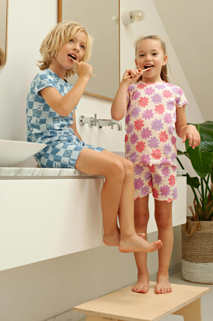 feetje-shorthama-bloem-roze-voorkant-03