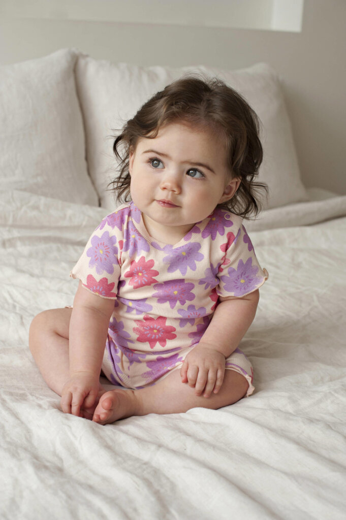 feetje-shorthama-bloem-roze-voorkant-02