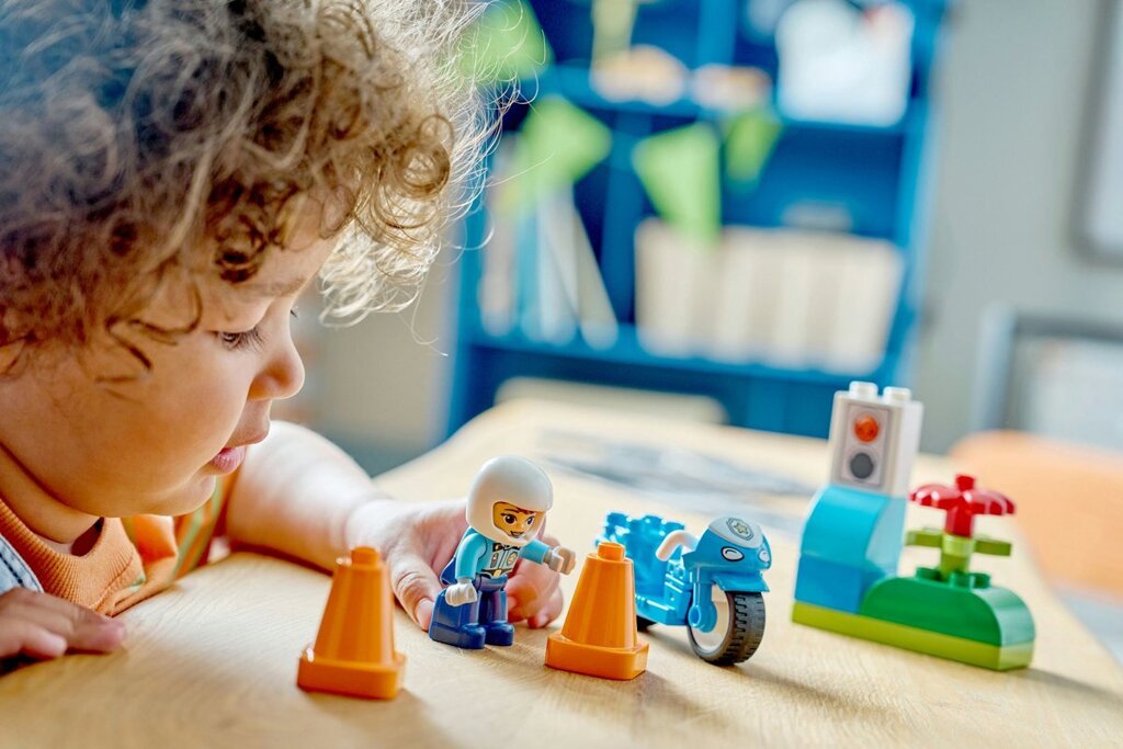 lego-duplo-town-blauwe-politiemoter-speelgoedset-voorkant-02